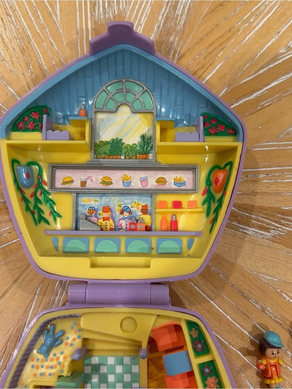 1992 Polly at the Burger Stand Polly Pocket Bluebird w dolls